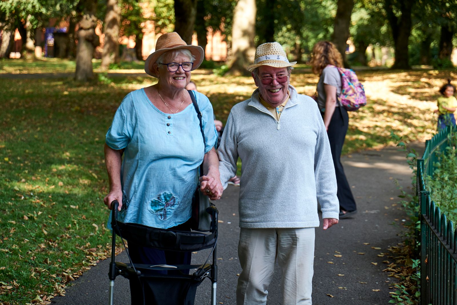 Para seniorów na wspólnym spacerze w słonecznym parku